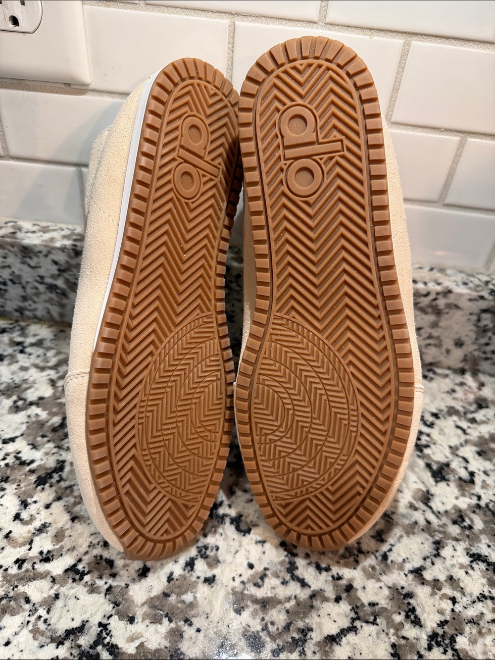 ALO sneakers Beige Suede Lace-Up with White Accents sz 7.5 NWOB - Picture 4 of 5